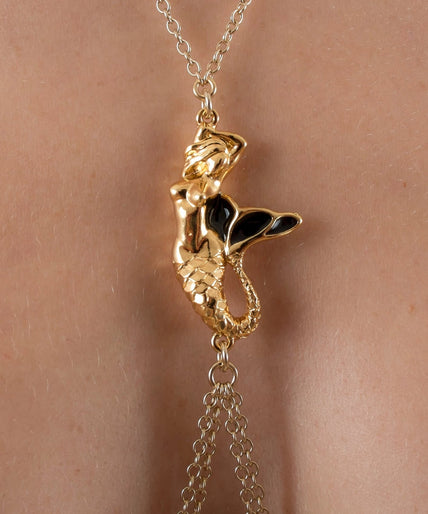 Sylvie Monthulé borstketting met zeemeerminmotief, goudkleurig design Sylvie Monthulé Breast Necklace Song of Mermaid Design Gold - Pleasurements