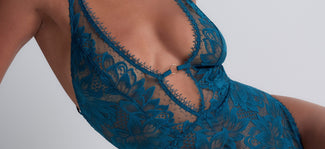 Aubade Flawless Love Dragonfly Blue Sale bij Pleasurements – Verfijnde kanten lingerie met onweerstaanbare kortingen Aubade – Flawless Love: Dragonfly Elegance in Refined Lace - Pleasurements
